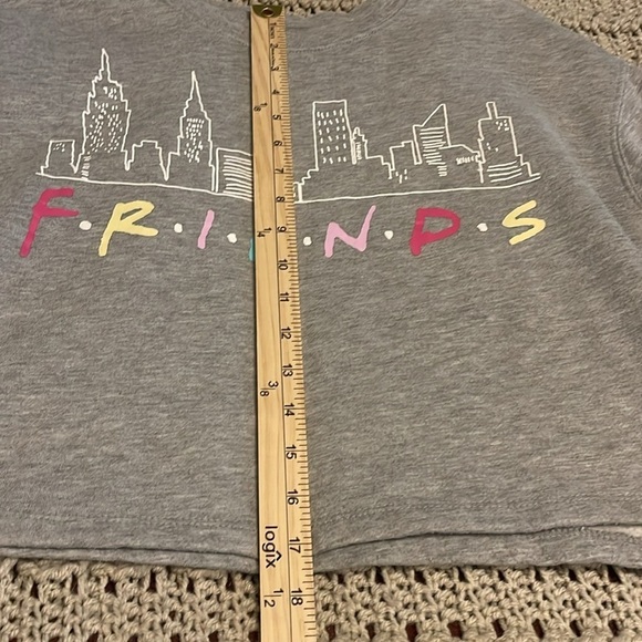 Friends Cropped Long Sleeve‎ Sweatshirt women's Size M Gray, multicolor letters - Picture 7 of 9